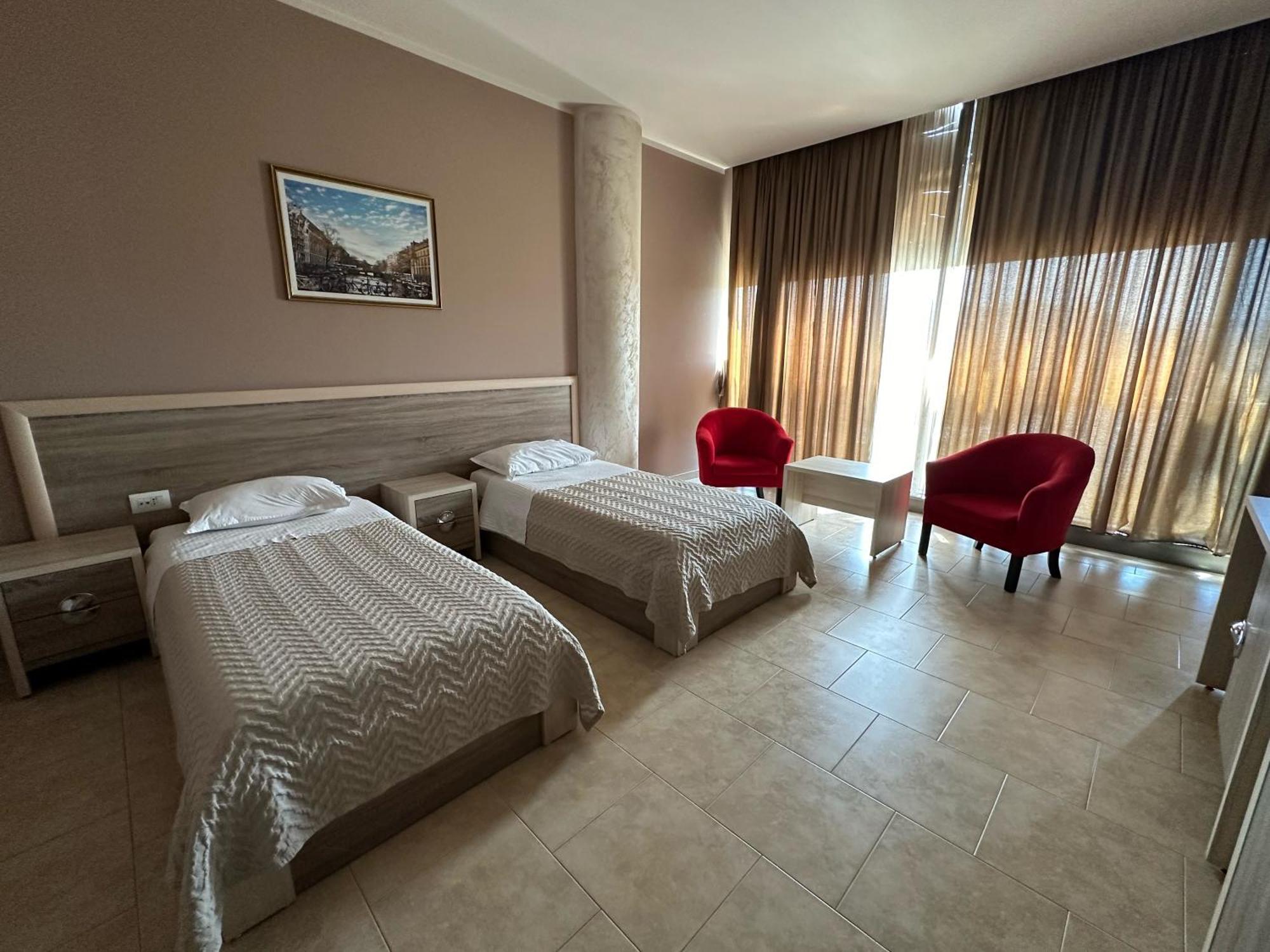 Hotel Terminal Tirana Bregu i Lumit Exterior foto